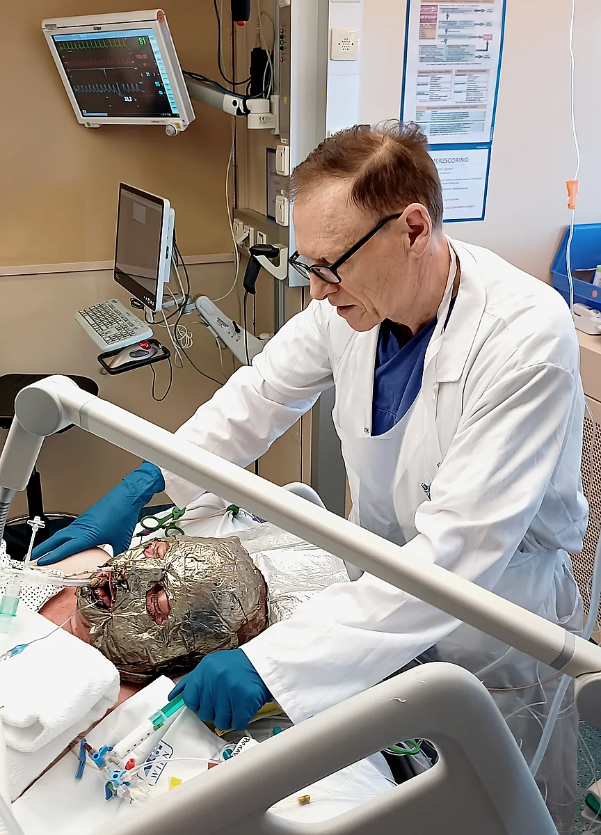 Prof. Ihra attending a burn patient at the Vienna Burn Centre