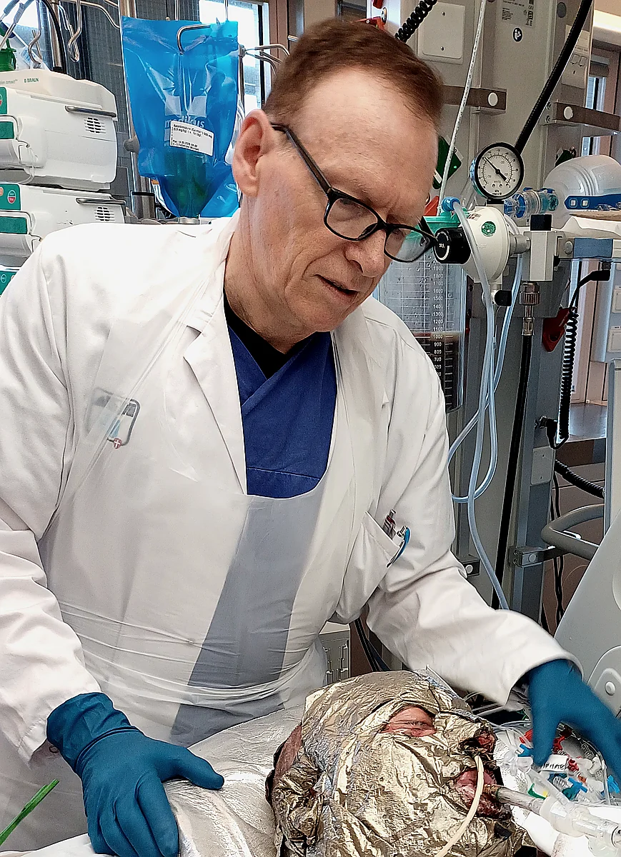 Prof. Ihra with a critically ill burn patient
