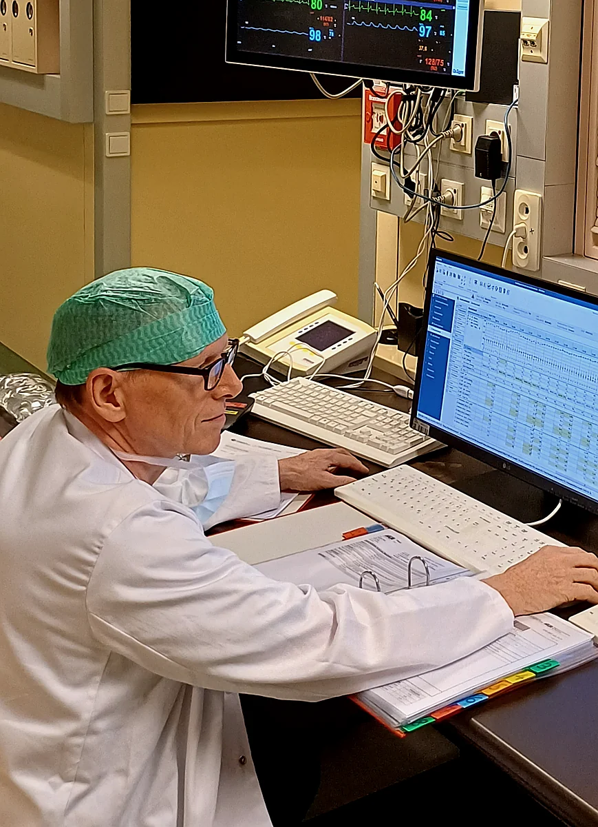 Prof. Ihra at the ICU workstation reviewing clinical data on screen