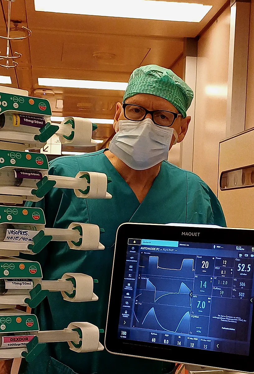 Prof. Ihra with ICU monitoring equipment and ventilator display