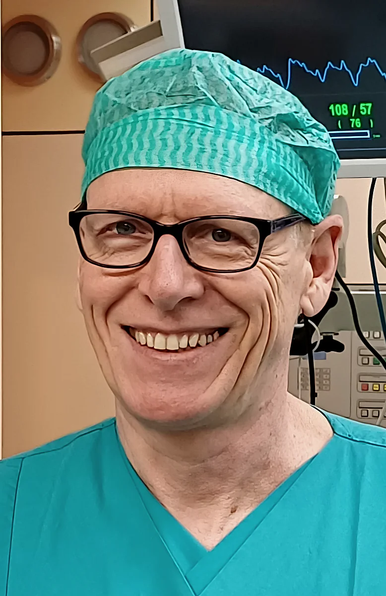 Prof. Ihra in surgical scrubs in the operating theatre