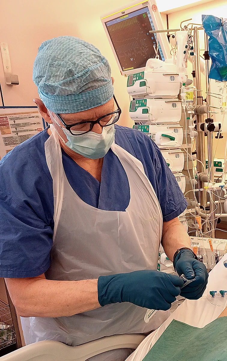 Prof. Ihra performing a clinical procedure in the ICU