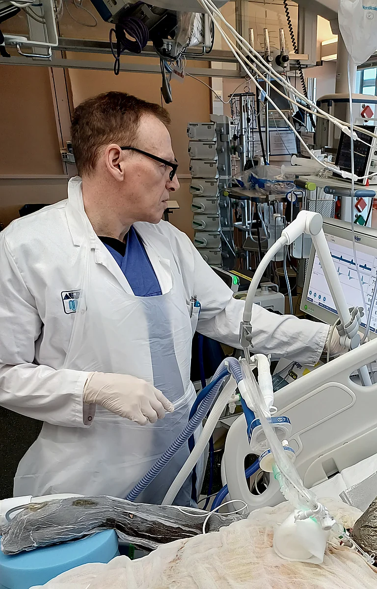 Prof. Ihra with ventilator equipment in the ICU